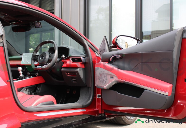 Lotus Emira Красный