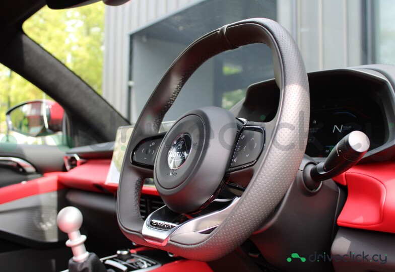 Lotus Emira Красный