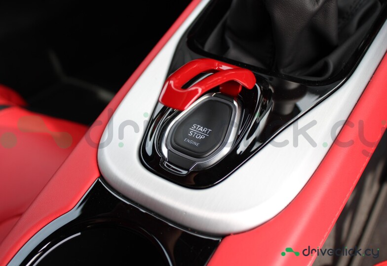 Lotus Emira Красный