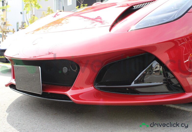 Lotus Emira Красный