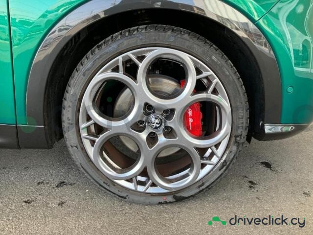 Alfa Romeo Tonale Зеленый