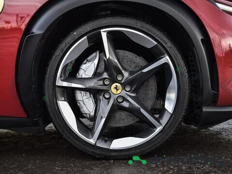 Ferrari Purosangue Красный
