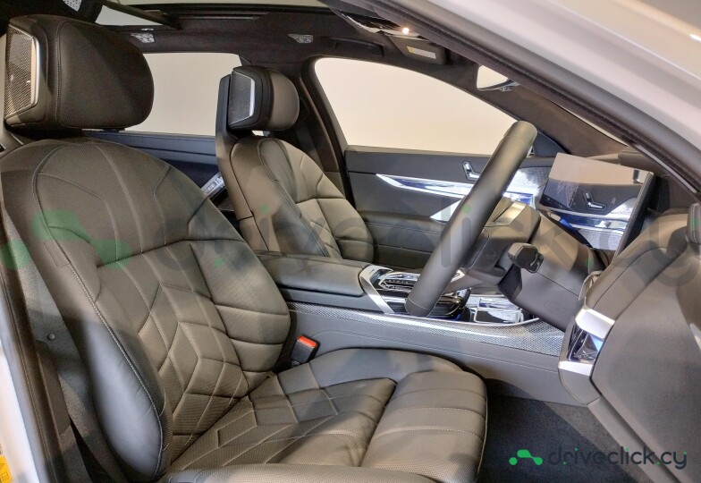BMW i7 White