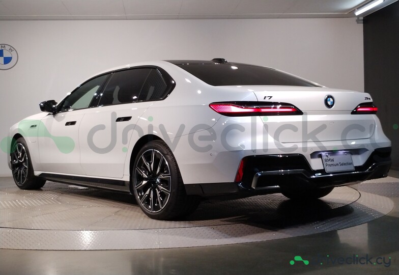 BMW i7 White