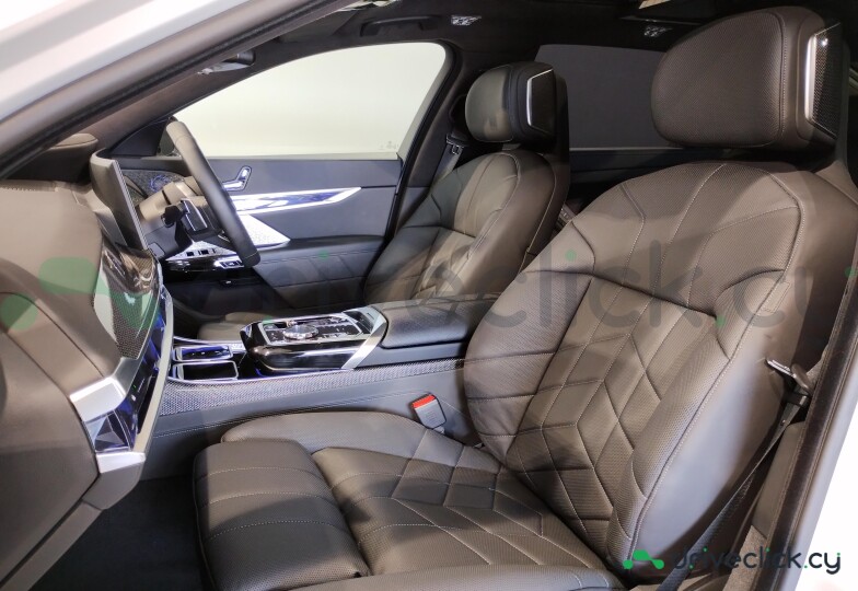 BMW i7 White