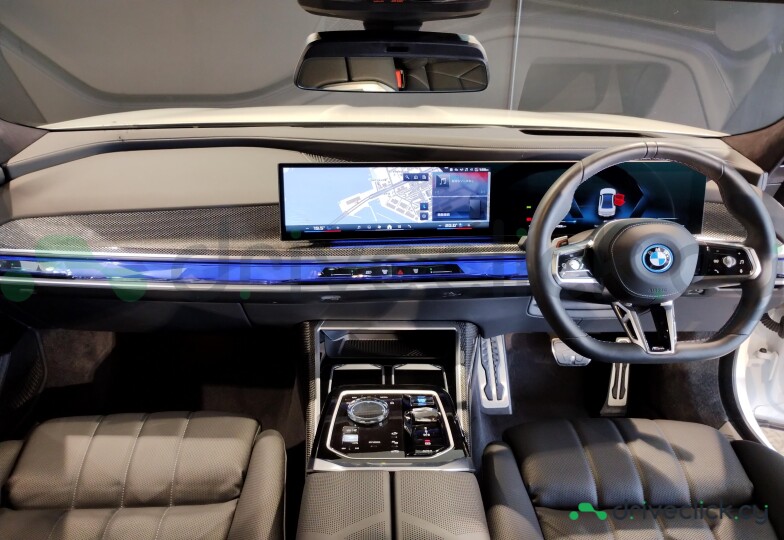 BMW i7 White
