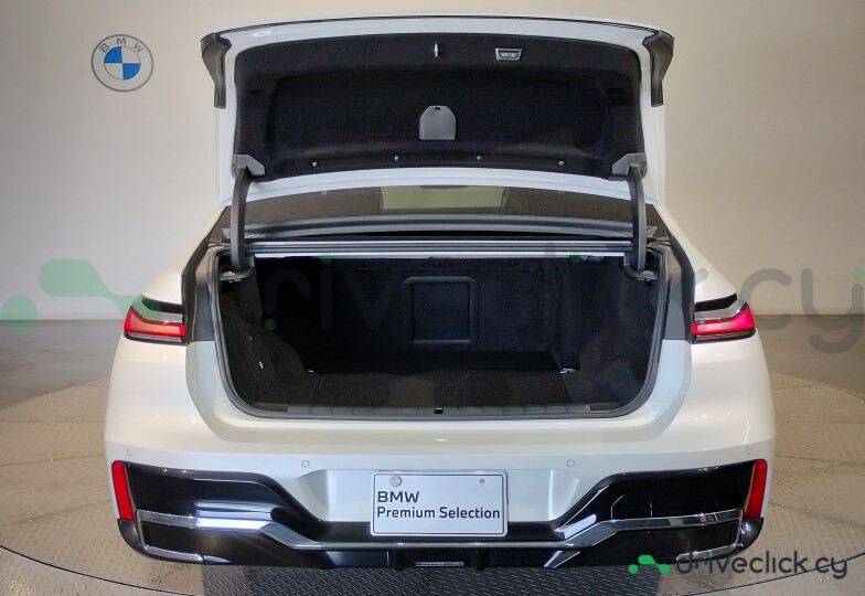 BMW i7 White