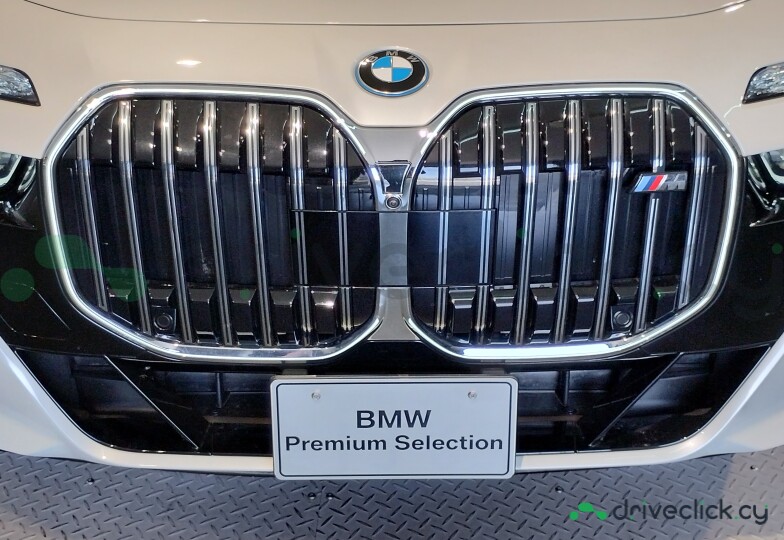 BMW i7 White