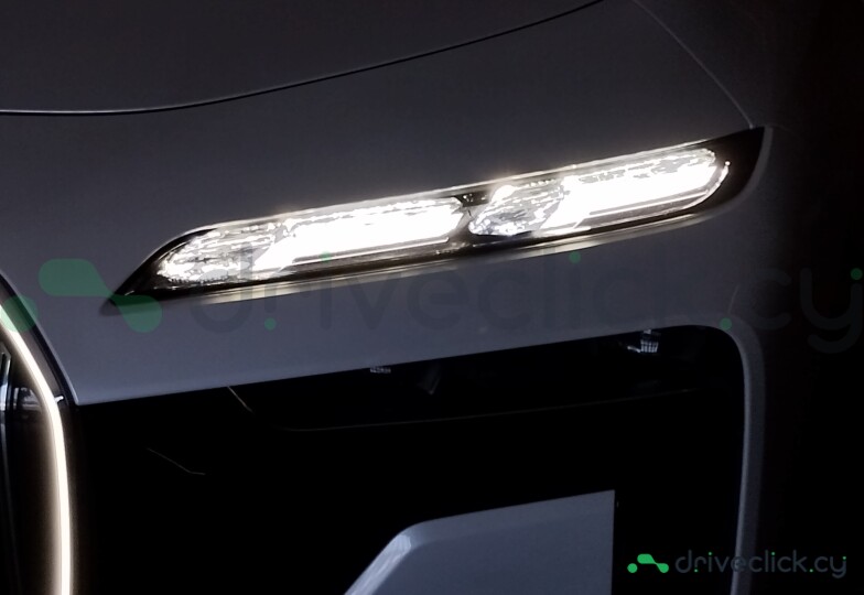 BMW i7 White