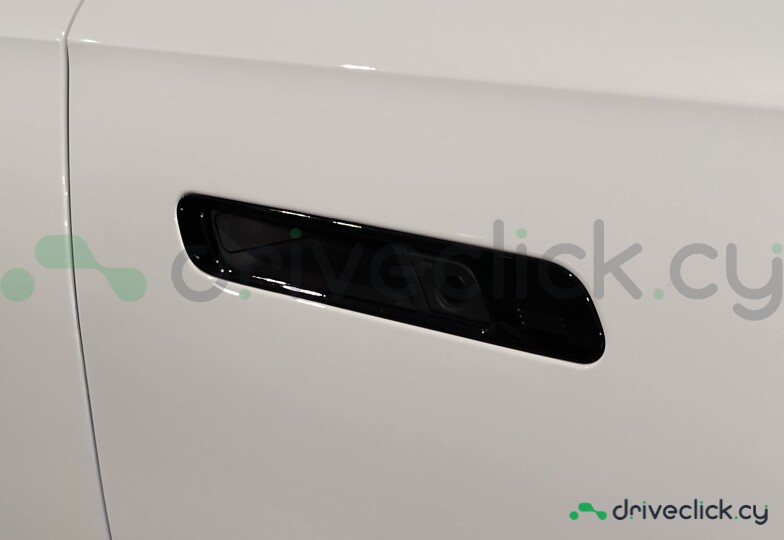 BMW i7 White