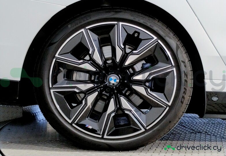 BMW i7 White