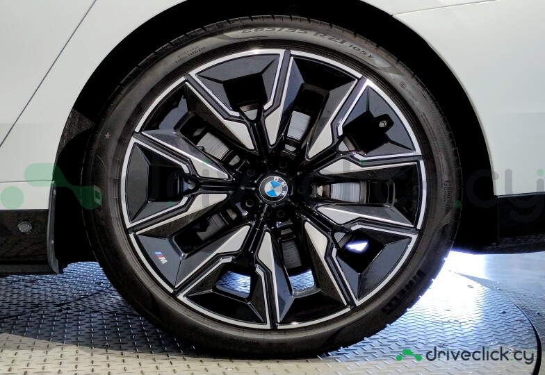 BMW i7 White