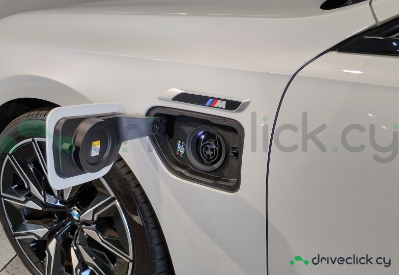 BMW i7 White