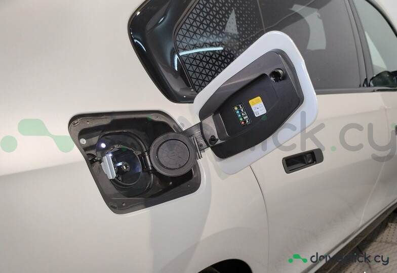 BMW i7 White