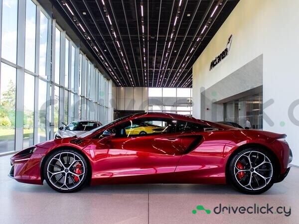 McLaren Artura Красный