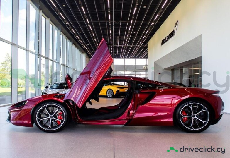 McLaren Artura Красный