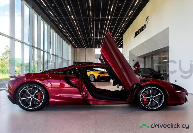 McLaren Artura Красный