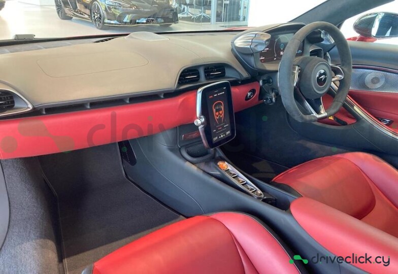 McLaren Artura Красный