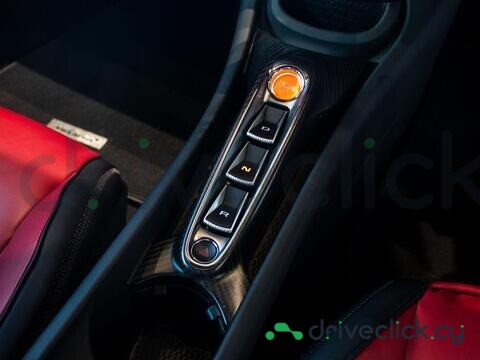 McLaren Artura Красный