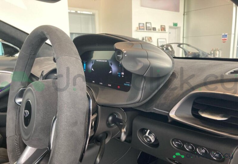 McLaren Artura Black