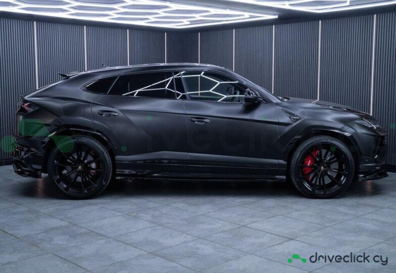 Lamborghini Urus Black