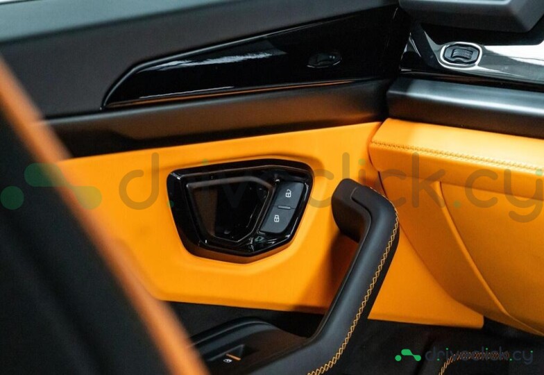 Lamborghini Urus Black