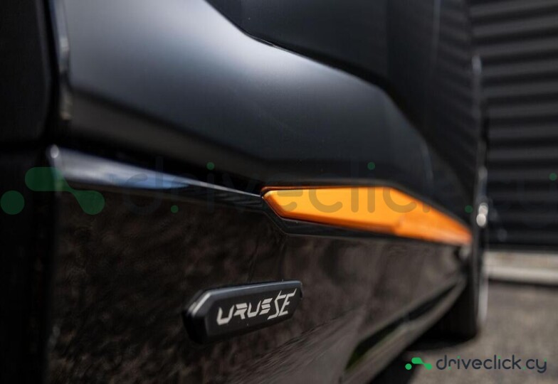 Lamborghini Urus Black