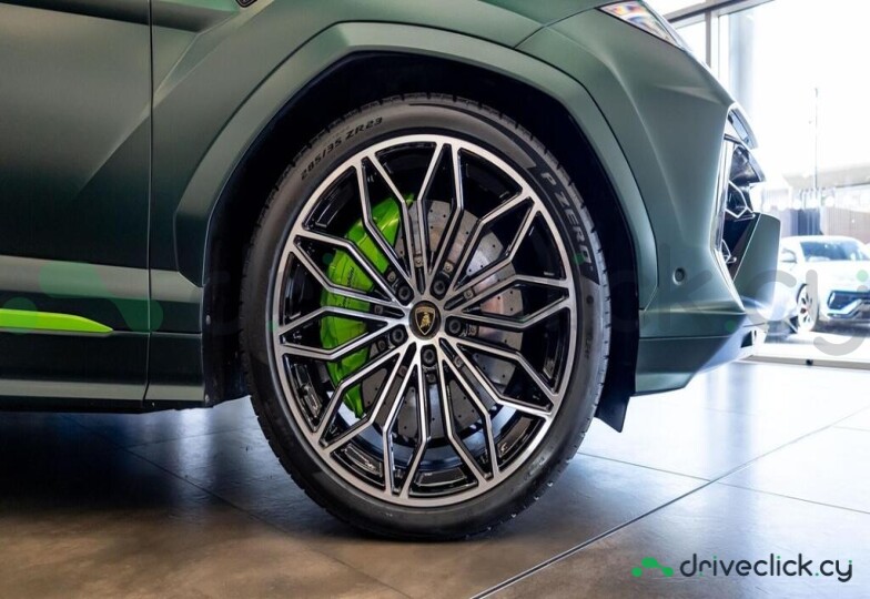Lamborghini Urus Green
