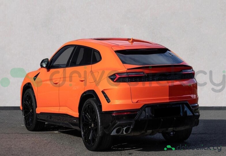 Lamborghini Urus Orange