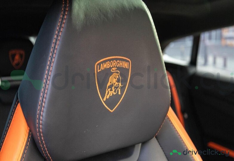Lamborghini Urus Orange