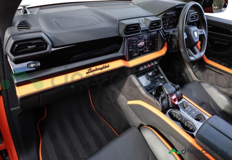 Lamborghini Urus Orange
