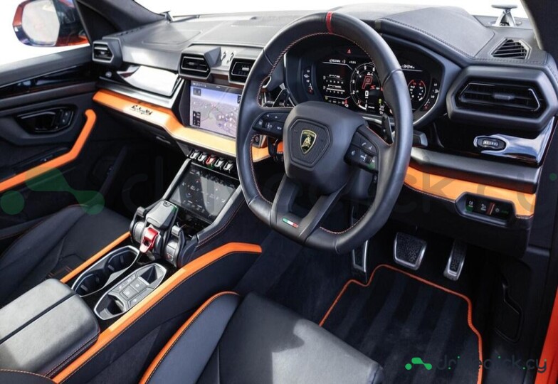 Lamborghini Urus Orange