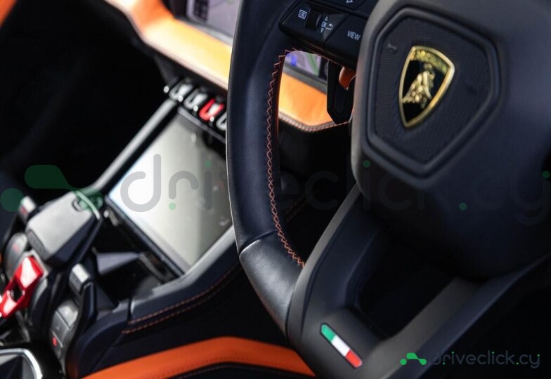 Lamborghini Urus Orange