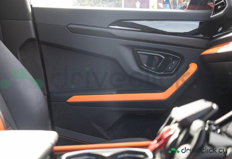 Lamborghini Urus Orange