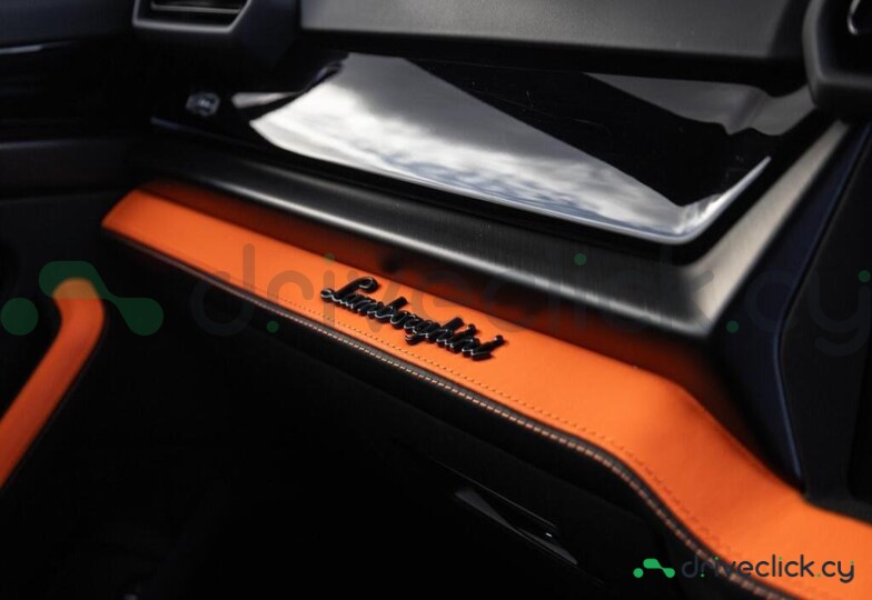 Lamborghini Urus Orange