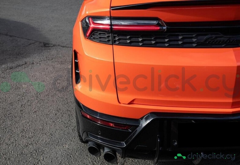 Lamborghini Urus Orange
