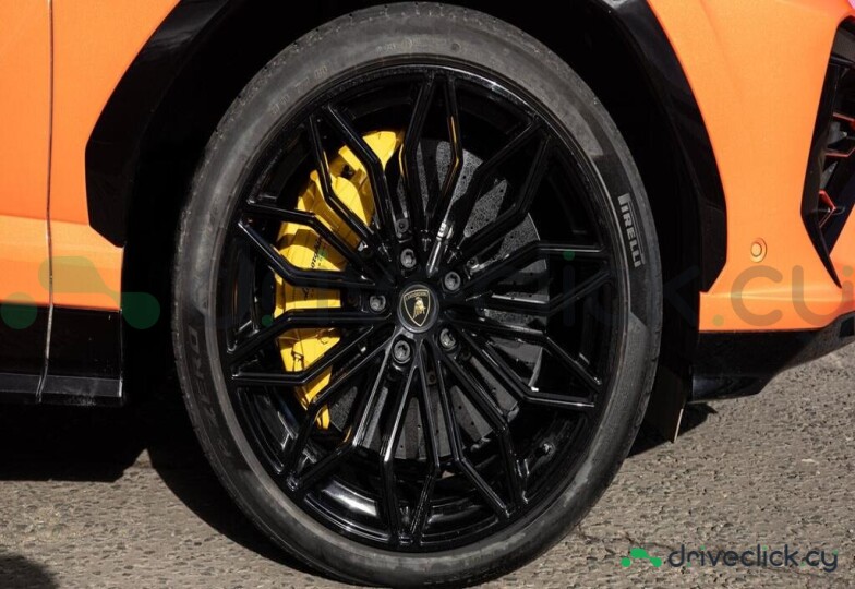 Lamborghini Urus Orange
