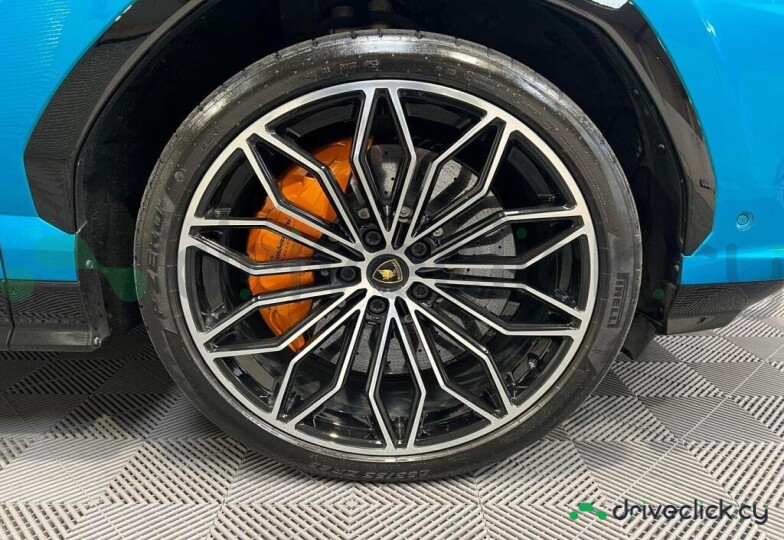 Lamborghini Urus Blue