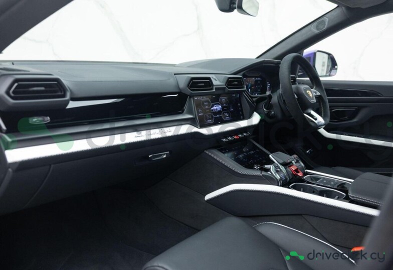 Lamborghini Urus Purple