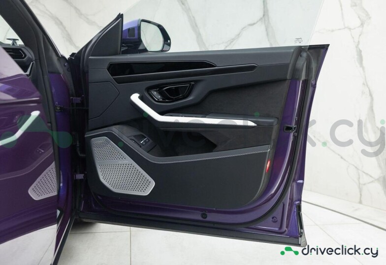 Lamborghini Urus Purple