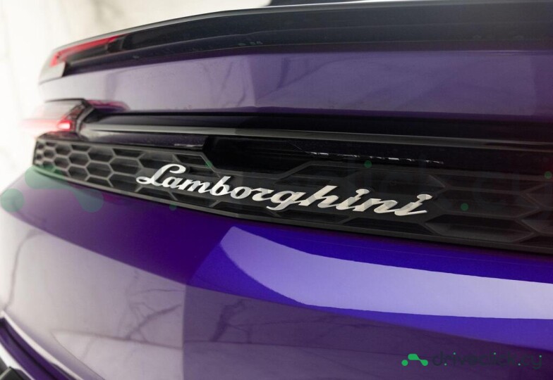 Lamborghini Urus Purple