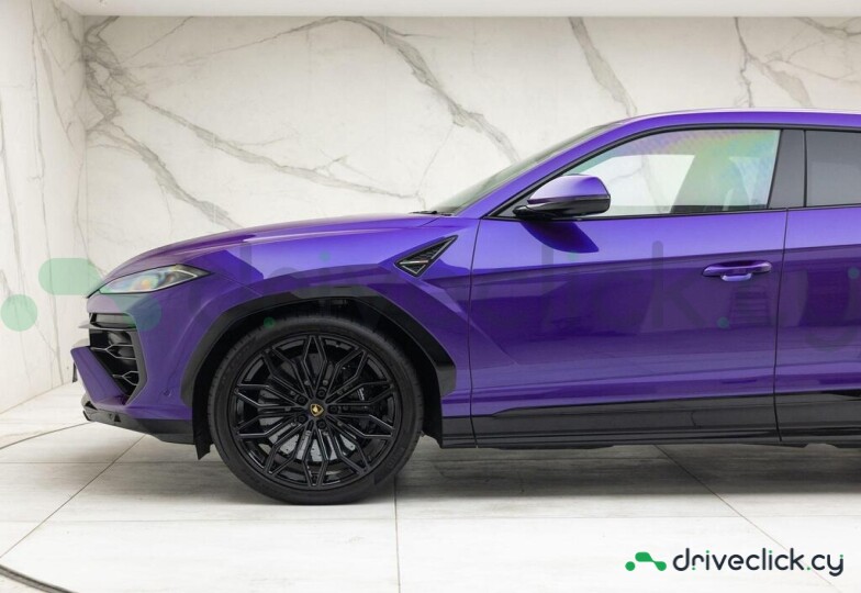 Lamborghini Urus Purple