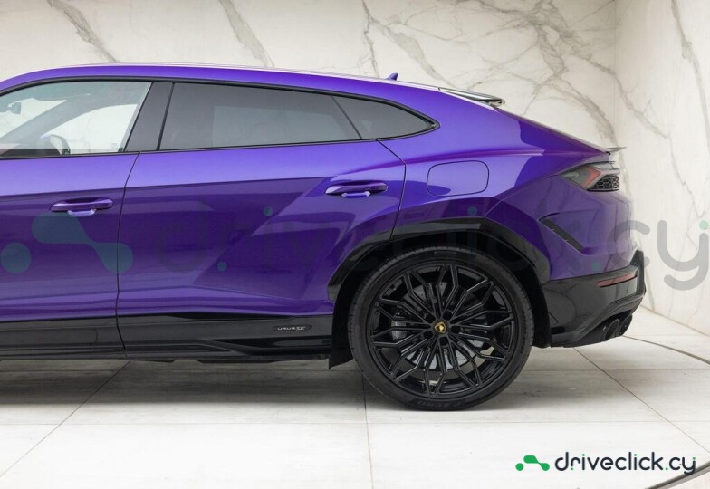 Lamborghini Urus Purple