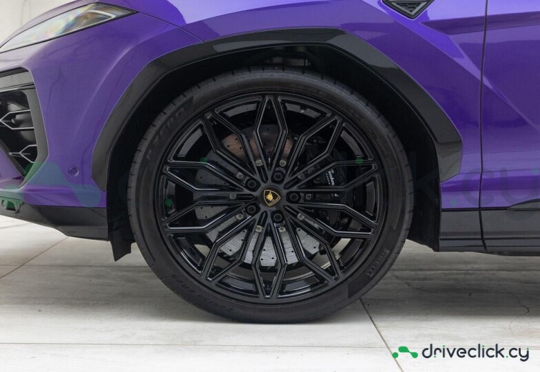 Lamborghini Urus Purple