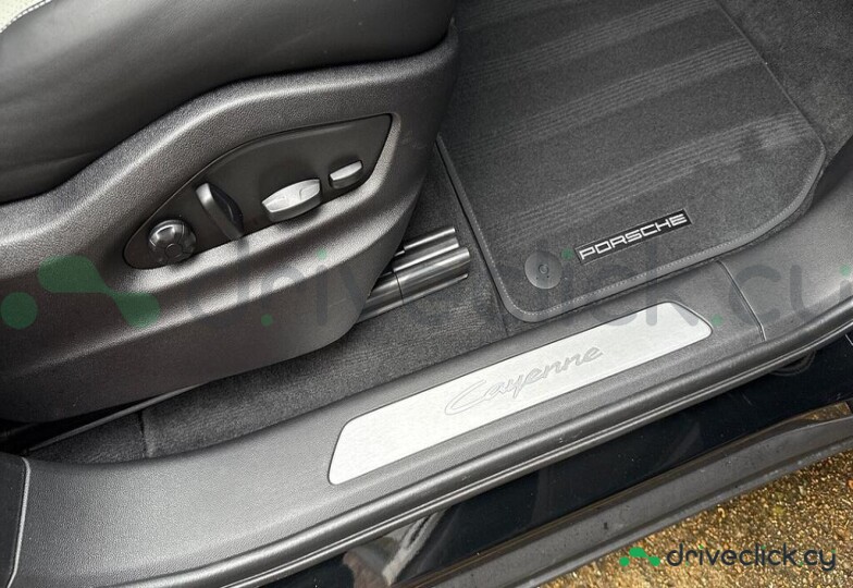 Porsche Cayenne Black