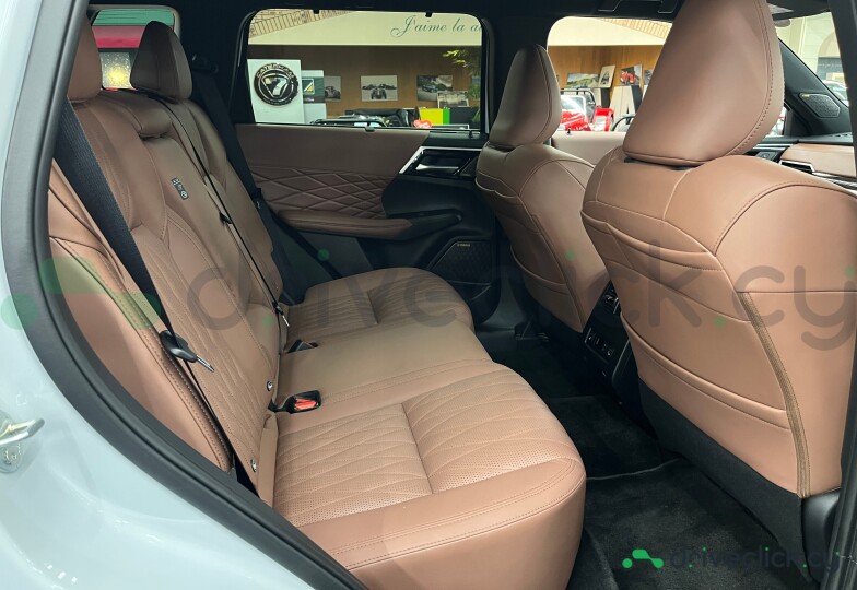 Mitsubishi Outlander White