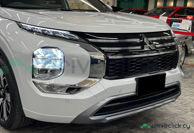 Mitsubishi Outlander White