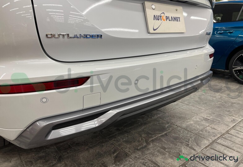 Mitsubishi Outlander White