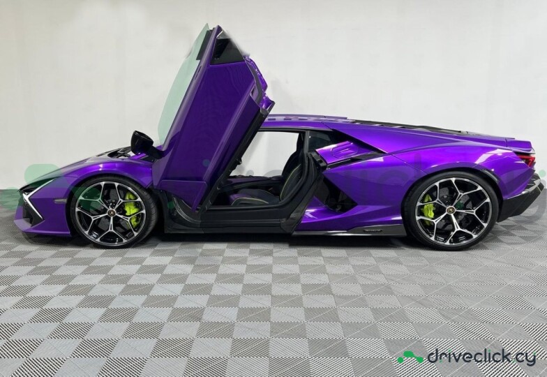 Lamborghini Revuelto Purple