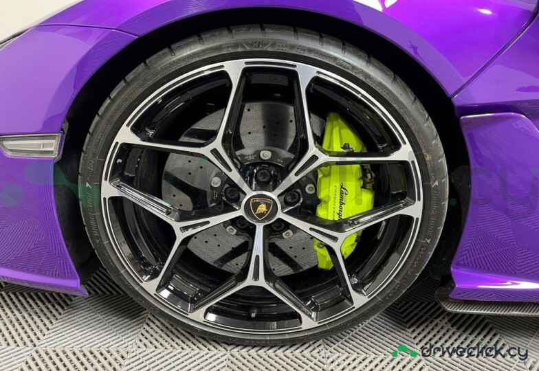 Lamborghini Revuelto Purple
